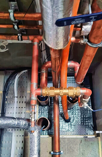 https://plumbernorthfremantle.com.au/uploads/2025/06/commercial-plumbing-390382.jpg